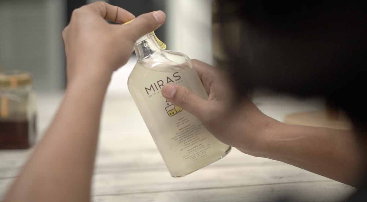Salah satu produk dari Gesgray yang bernama Miras dengan kemasan botol bening